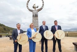 В Пригородном открыли новый сквер со скульптурой "Отец-Сахалин"