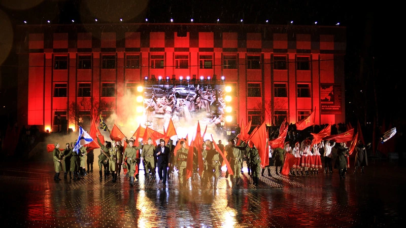 Корсаков отметил День Победы масштабным спектаклем под открытым небом