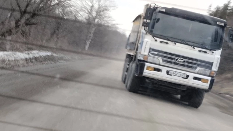 «Грузовики разбивают грунтовую дорогу»: УГИБДД Сахалина начало охоту на нарушителей