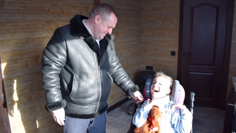 Особенные дети из Корсакова получили новогодние подарки