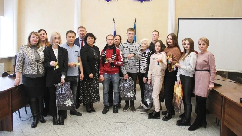 В Корсакове вручили ключи от квартир детям, оставшимся без попечения родителей. 