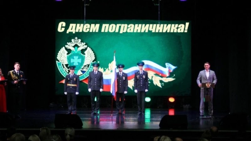 Им оказала честь страна беречь родные берега