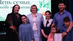Супружеские пары Корсакова приняли заслуженные награды в День семьи, любви и верности