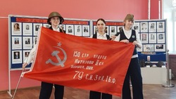 Как в Корсакове вспоминали подвиг героев: акция «Знамя Победы» собрала сотни школьников