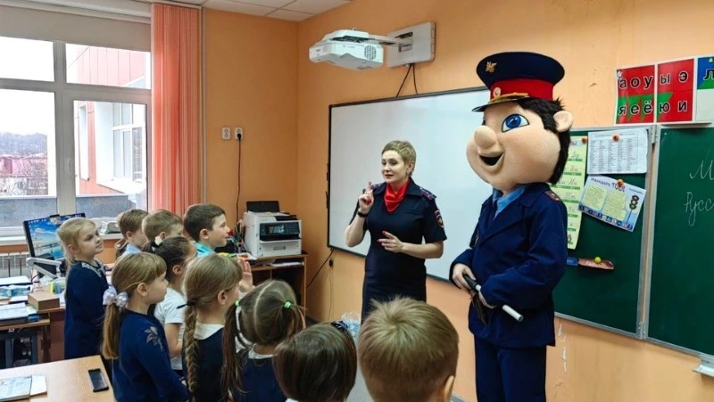 Школьники повторили правила безопасного поведения на дороге