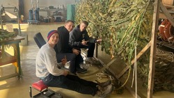 Корсаковские школьники плетут маскировочные сети для участников спецоперации