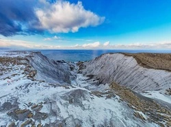 Белые скалы Итурупа зимой: красивые фотографии с Курильских островов
