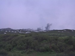 Вулкан Эбеко на Курилах выбросил столб пепла на 3 км над уровнем моря