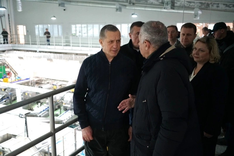 Юрий Трутнев посетил рыбоперерабатывающий завод в селе Озерском на Сахалине