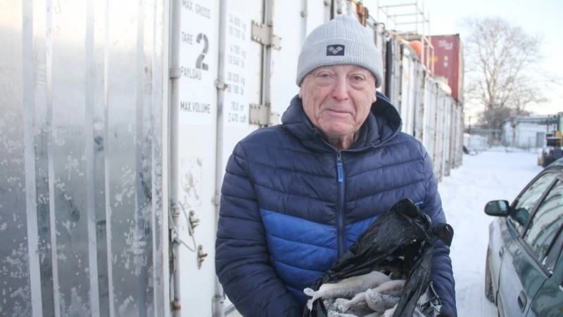 Свежим уловом наваги угостили корсаковских ветеранов