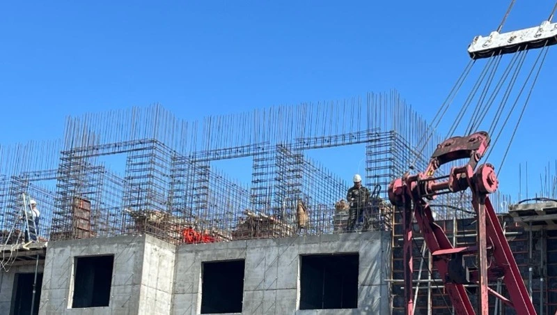 Новый дом достраивают в селе Новиково Корсаковского района