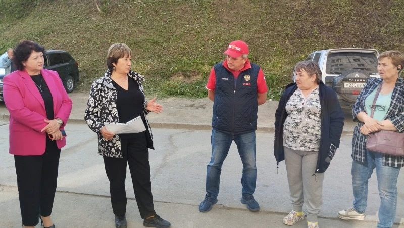 Депутаты пообщались с жителями о ремонте подъездов в Корсакове