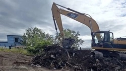 В Корсакове предприниматели помогли снести аварийные и бесхозные постройки