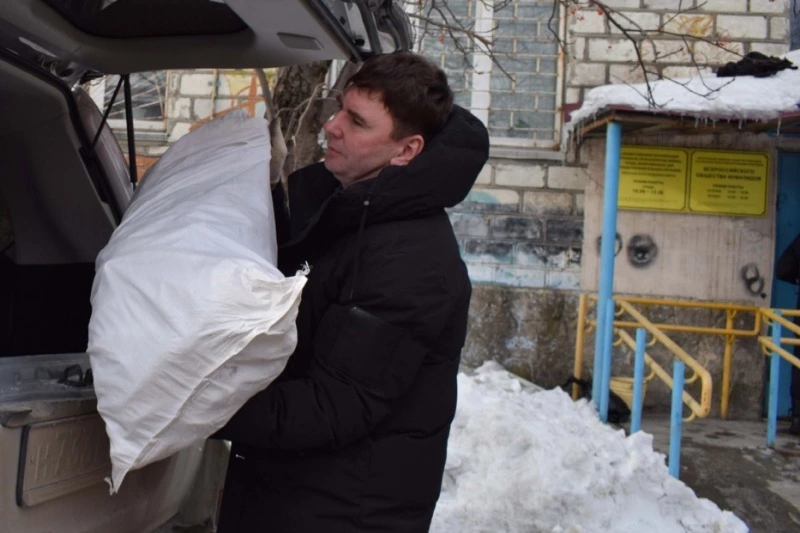 Корсаковским ветеранам передали свежемороженую навагу 