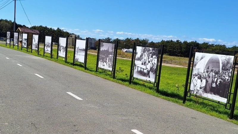 В Корсаковском парке появилась аллея архивных фотографий