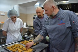 Быстро, вкусно, полезно: областные шеф-повара провели мастер-класс в детском саду Корсакова