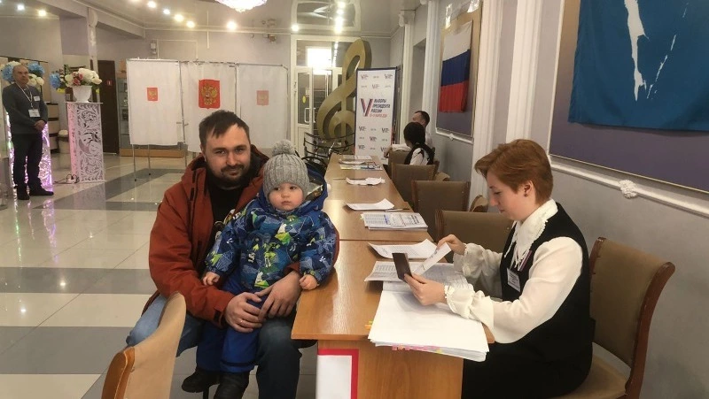 В Корсакове жители идут голосовать по пути на праздник Масленицы