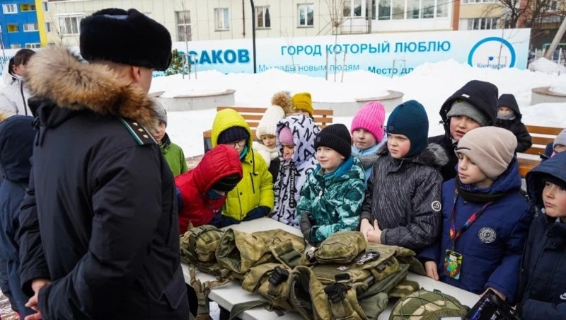 Корсаковские школьники познакомились с профессиями защитников Отечества
