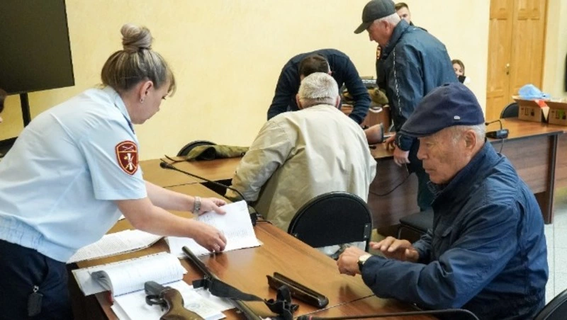 Корсаковцы передали оружие для нужд СВО