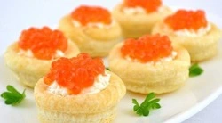Закуска из слоёного теста с икрой: пошаговый рецепт для новогоднего стола 