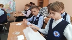 «Серебряные» волонтеры Корсакова научили школьников плести антидроновые сети и делать сухие души 