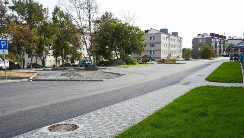 Обустройство нового сквера завершают в Корсакове