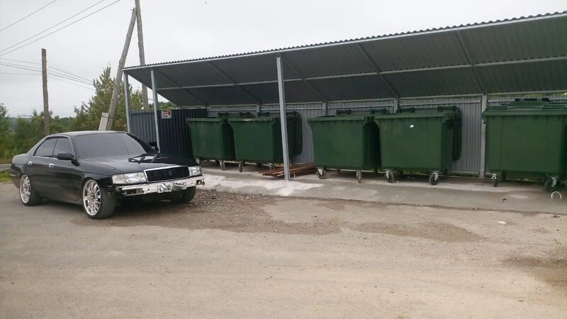 Оставленные рядом с контейнерными площадками транспортные средства мешают вывозу мусора