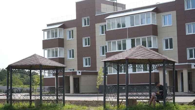 Жители Новиково Корсаковского района узнали номера своих будущих квартир