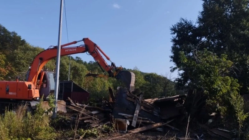 В Корсакове продолжают ликвидировать незаконные и бесхозные постройки