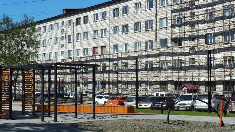 Капитальный ремонт фасада жилого дома на Краснофлотской начали в Корсакове