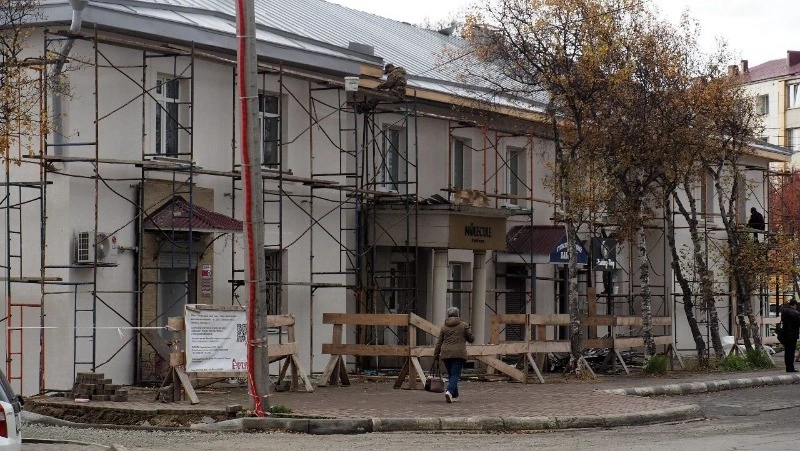 В Корсакове подходит к завершению ремонт фасадов многоквартирных домов