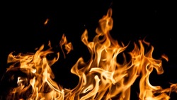 Пожарные оперативно ликвидировали возгорание гаража в Корсакове