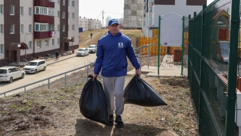 Депутаты и представители местного отделения Единой России привели в порядок детскую площадку 