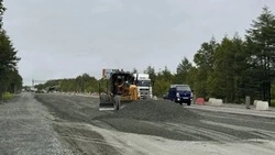 На Корсаковской трассе приступили к устройству дорожной одежды