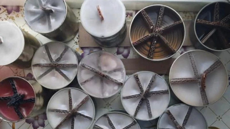 Жительница Корсакова варит окопные свечи для солдат на СВО