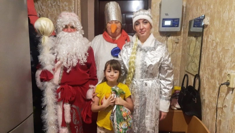 «Единая Россия» порадовала подарками детей в Охотском 