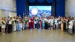 Лучшие выпускники Корсаковского муниципального округа получили заслуженные награды за успехи в учени
