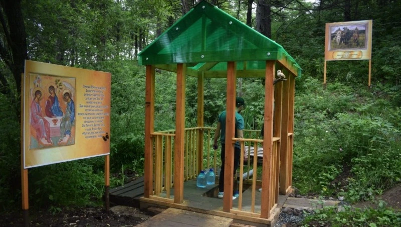 Родник украсили шедеврами живописи в Корсакове