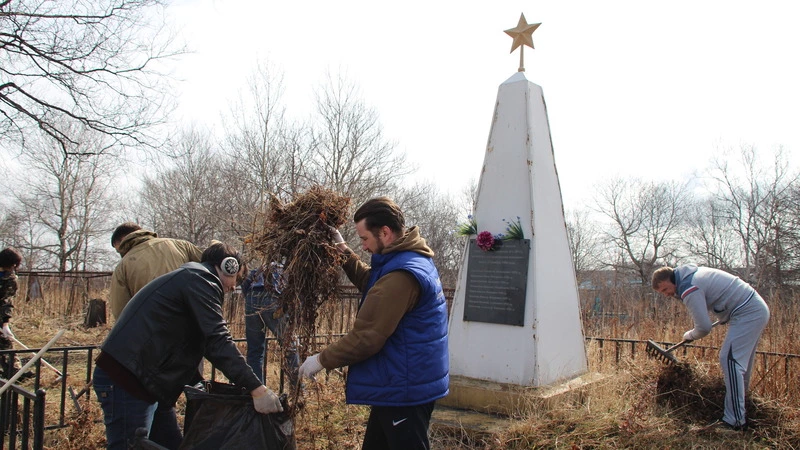 Жители Корсакова облагородили захоронения героев войны