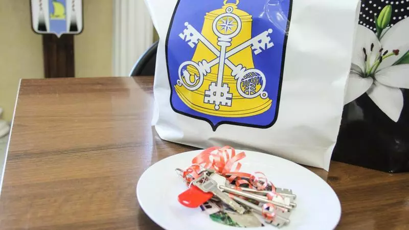 В Корсакове дети-сироты получили ключи от новых квартир