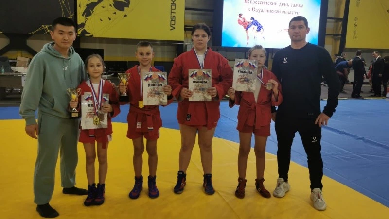 Спортсмены из Корсакова завоевали 21 медаль на турнире в честь Дня самбо