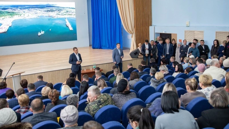 Жители Корсакова пожаловались губернатору на трещины в стенах и текущие крыши