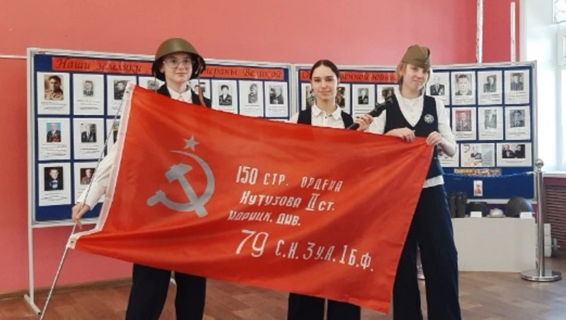 Как в Корсакове вспоминали подвиг героев: акция «Знамя Победы» собрала сотни школьников