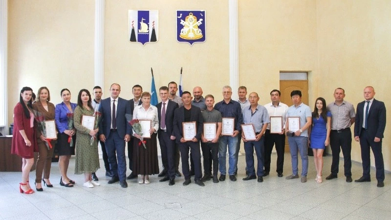 Корсаковских строителей поздравили с профессиональным праздником