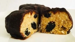 Полезные десерты без сахара и муки: кокосовые сырки и кунжутные колобки