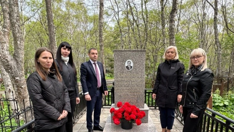 Сотрудники казначейства на Сахалине почтили память первого руководителя