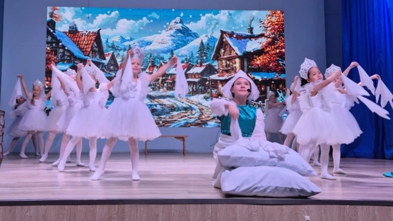 В Корсаковской школе искусств состоялась премьера театральной постановки «Госпожа Метелица»