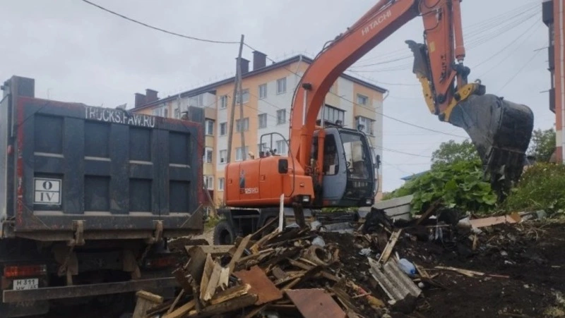 В Корсакове продолжается работа по освобождению городских территорий
