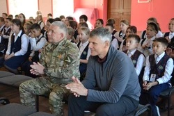 Ученики школы №2 в Корсакове подарили ветеранам СВО концерт