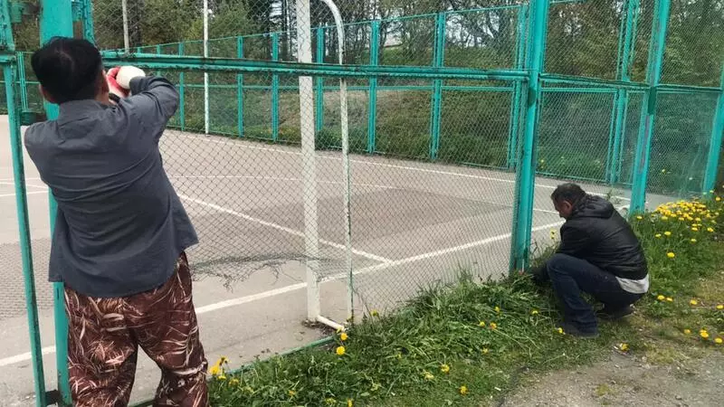 В Корсакове приступили к ремонту спортивных площадок